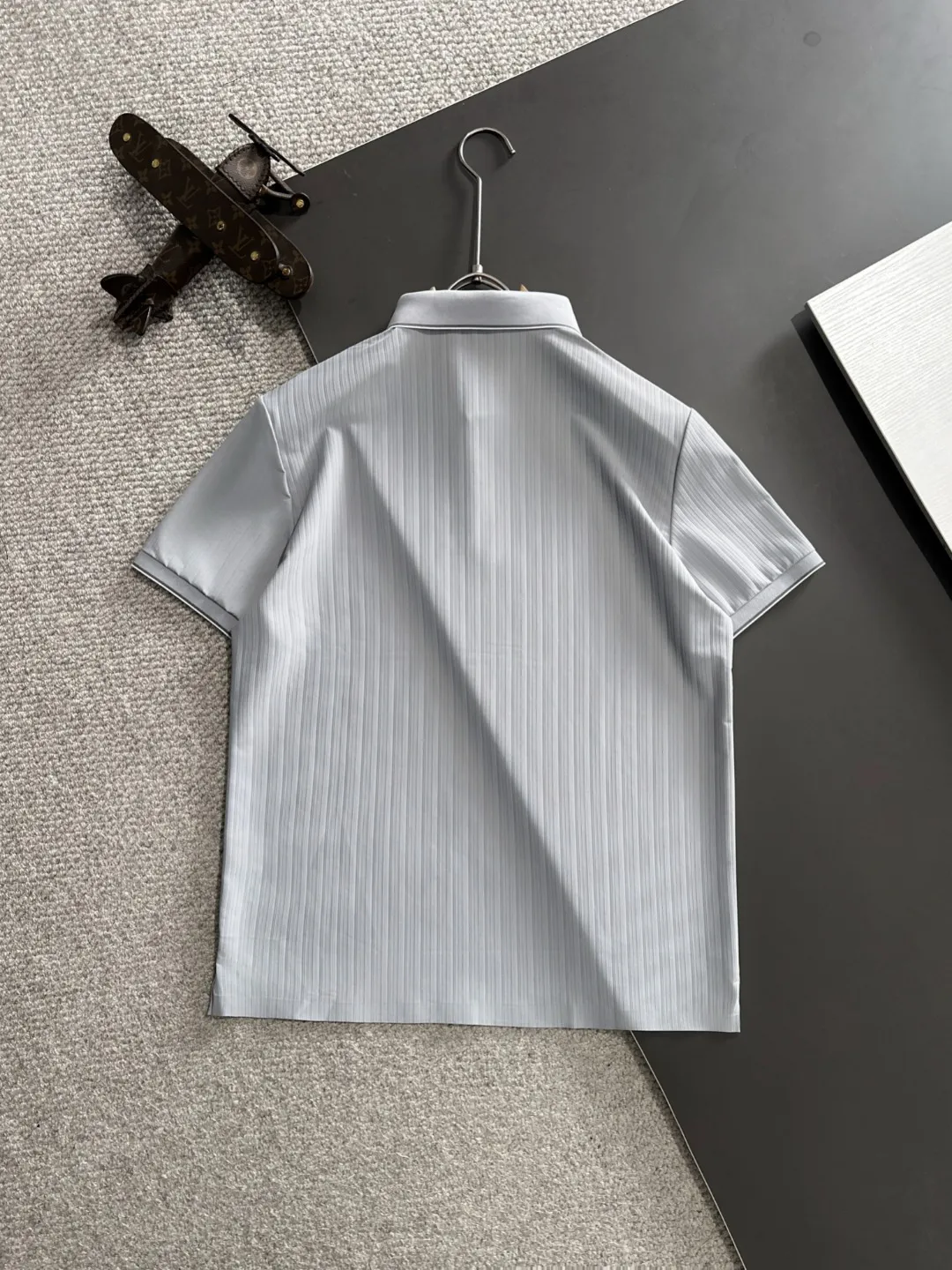 🅿️330 shipped next day, high quality Stone lsland/Stone Island 25ss spring and summer new high-definition POLO lapel T-shirt. Made with machines imported from Italy. It is truly the most luxurious and high-quality product. It is made of combed and heavyweight fabrics. High-strength and high-weight fabrics feel substantial when weighed. The upper body is also more textured than ordinary T-shirts and is not easy to deform. This texture can cope with the weather. It absorbs sweat and is breathable, suitable for both hot and cold! Perfectly produced with reference to the original stitch and stitch! The loose fit design is super noble. Custom-woven signature ribbed collar, cuffs, and hem. Really rare and rare goods Size: M-XXXL